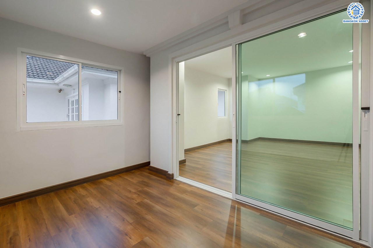 บ้านมือสองตกแต่งใหม่ ม.เพชรวัฒนะ เลียบคลองประปา บ้านเดี่ยวเนื้อที่ 50 ตร.ว. ฟังก์ชันพร้อม 3 ห้องนอน 3 ห้องน้ำ จอดรถได้ 2 คัน บนทำเลเชื่อมต่อแจ้งวัฒนะ, ถนนศรีสมาน, ถนนสรงประภา เดินทางสะดวก ใกล้ทางด่วน "อุตราภิมุข" และรถไฟฟ้าสายสีแดง "สถานีหลักสี่"